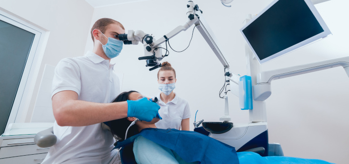 Клиновидный дефект: причины, симптомы и способы восстановления эмали