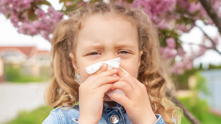 Сезонная аллергия у ребёнка: 9 важных правил защиты от пыльцы весной