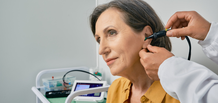 Серные пробки в ушах: причины образования и безопасные способы удаления