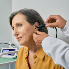 Серные пробки в ушах: причины образования и безопасные способы удаления